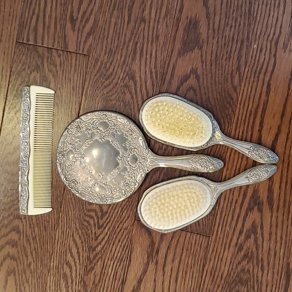 Vintage vanity mirror brushes and comb set excellent condition - Picture 8 of 9